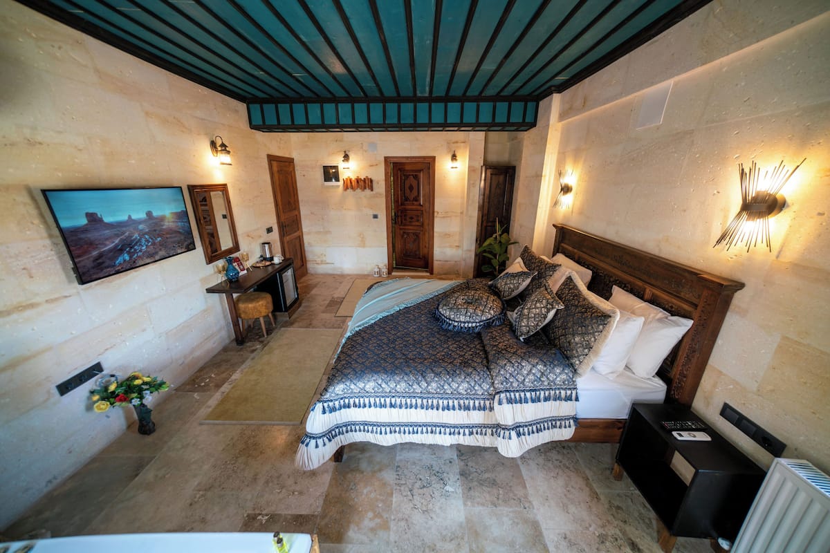 Superior Jacuzzi Room | Premium bedding, minibar, blackout drapes, soundproofing