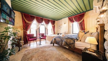 Jacuzzi Deluxe | Ylelliset vuodevaatteet, minibaari, yksilöllisesti sisustettu