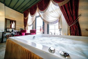 Jacuzzi Deluxe | 高档床上用品、迷你吧、特色装修、遮光窗帘