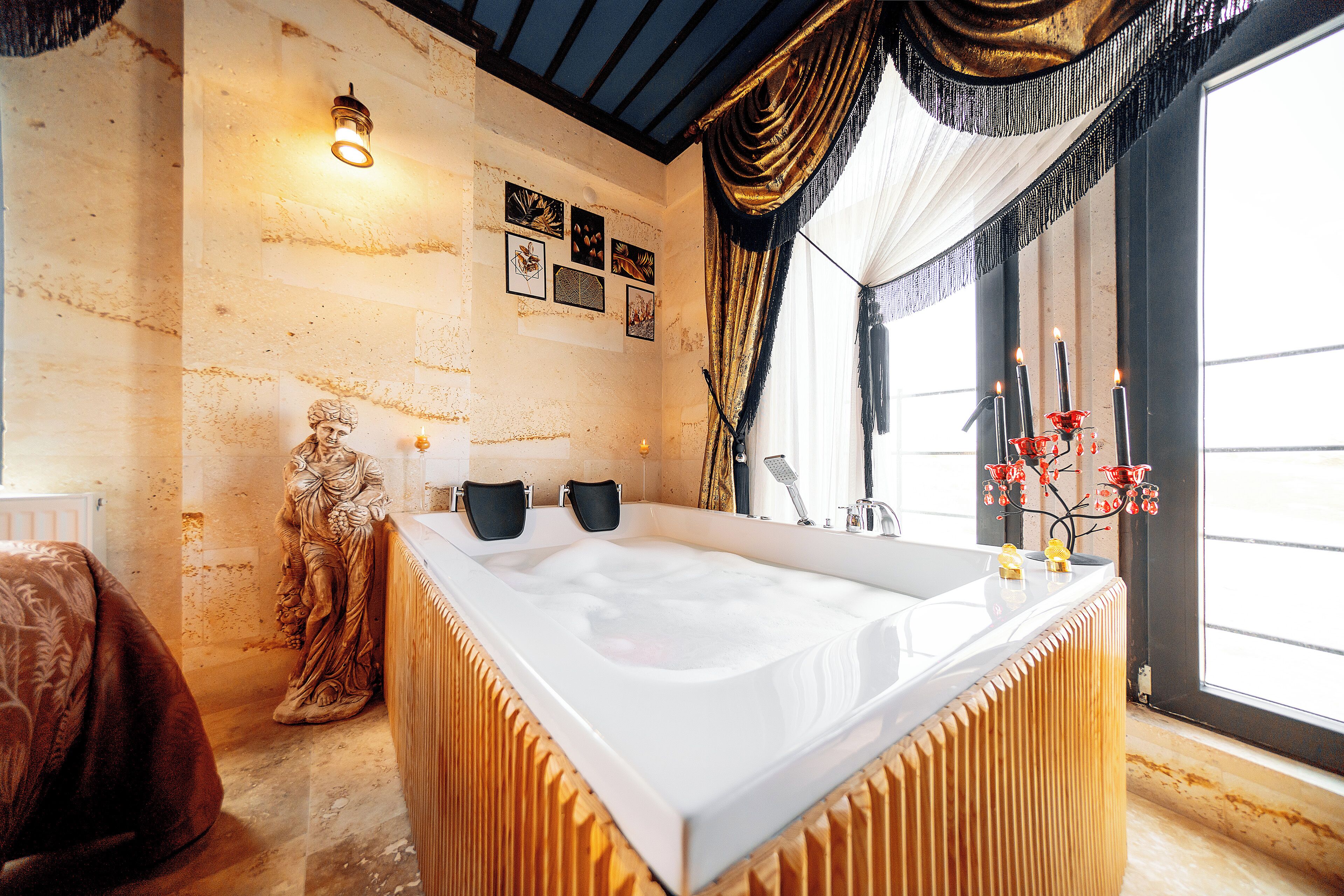 Jacuzzi Deluxe | Ylelliset vuodevaatteet, minibaari, yksilöllisesti sisustettu