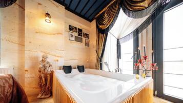 Jacuzzi Deluxe | Ylelliset vuodevaatteet, minibaari, yksilöllisesti sisustettu