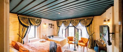 Jacuzzi Deluxe | Luxe beddengoed, een minibar, individueel gedecoreerd