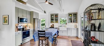 Fenn Woods: Magical Setting, Private Hot Tub, Screen Porch, Fire Pit, Dogs Ok