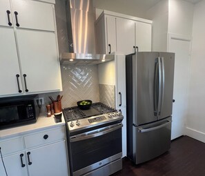 Frigorífic, microones, forn i placa de cuina 