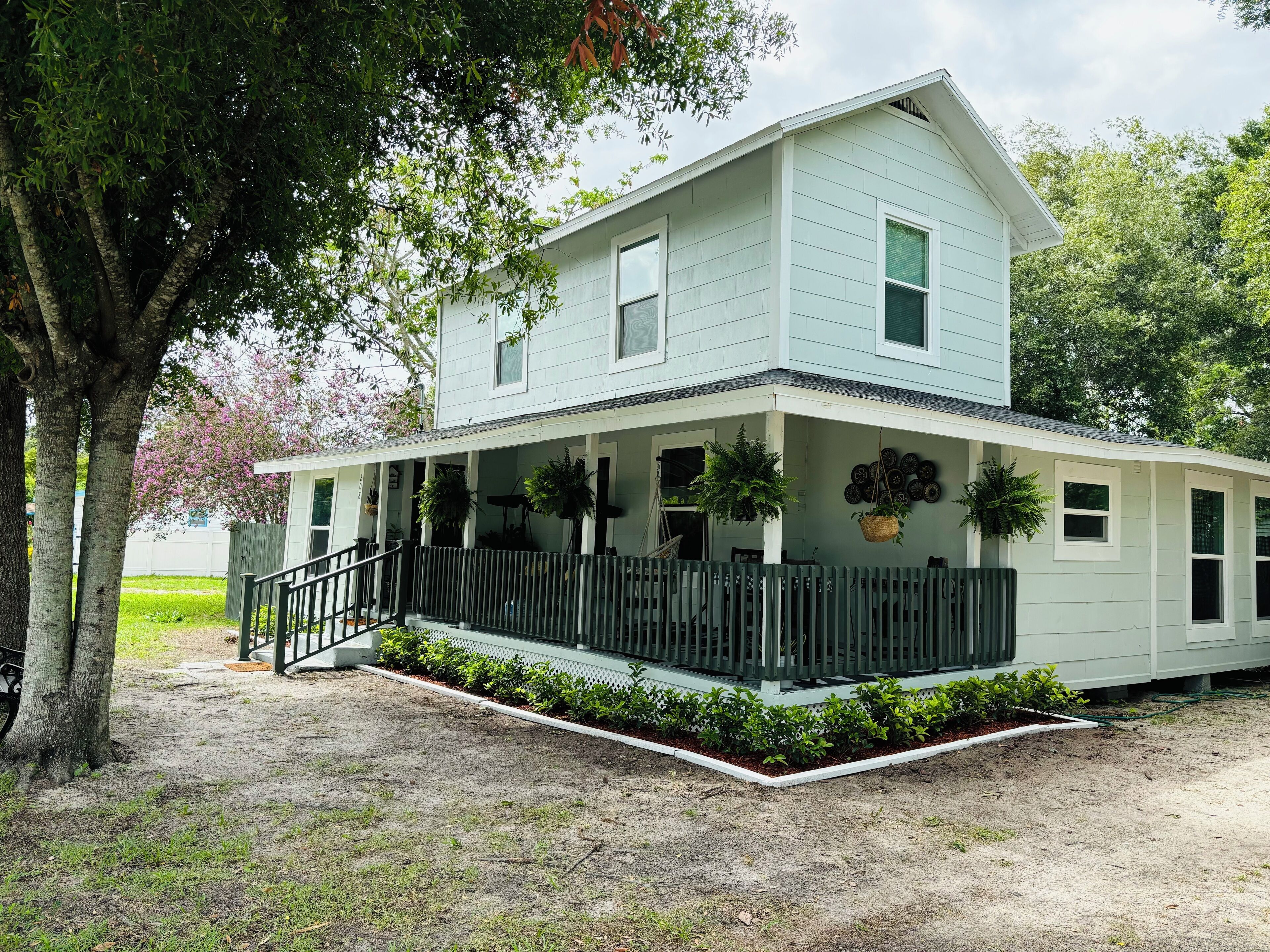 Charming farmhouse with 3 bedrooms and WiFi, AC in beautiful Lake Wales