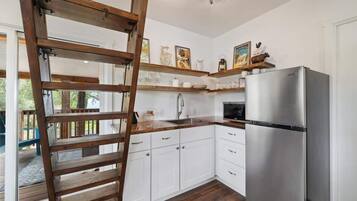 Frigorífico, microondas, horno y placa de cocina