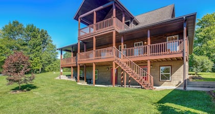 Quiet Family Cabin in Hamden: Hot Tub + Game Room!