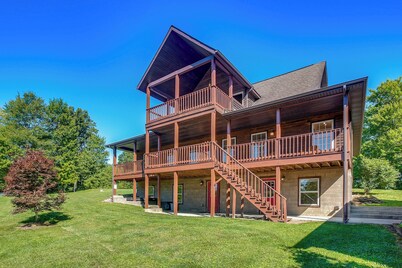 Quiet Family Cabin in Hamden: Hot Tub + Game Room!