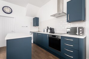 冷蔵庫、電子レンジ、オーブン、コンロ