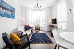 TV, livros, escritórios