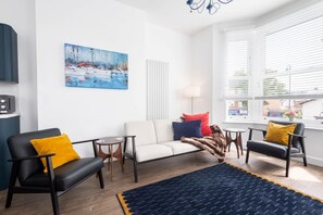 テレビ、書庫、書斎 / ワークスペース