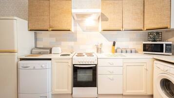 Jääkaappi, mikroaaltouuni, uuni, liesi