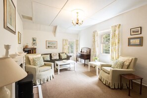 TV, DVD player, offices - Host & Stay | Upper Lodge (Alnwick)