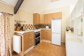 Kylskåp, mikrovågsugn, ugn och spishäll