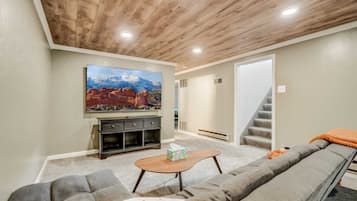 Televisión, libros y oficina