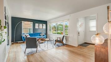 Televisión, libros y oficina