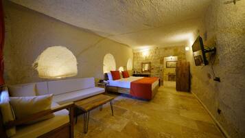 Comfort suite, veranda, uitzicht op de binnenplaats | Luxe beddengoed, een minibar, individueel gedecoreerd