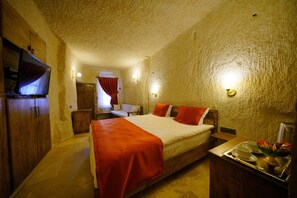 Suite Comfort, lanai, vista cortile | Biancheria da letto di alta qualità, minibar, con stile personalizzato