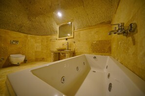 Superior Room | Bathroom - vezir cave suites (Nevsehir)