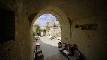 Comfort driepersoonskamer, uitzicht op de binnenplaats | Luxe beddengoed, een minibar, individueel gedecoreerd