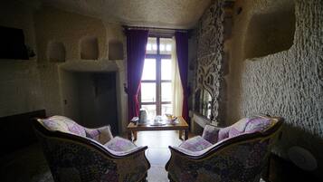 Deluxe suite, 1 kingsize bed, niet-roken, uitzicht op de stad | Luxe beddengoed, een minibar, individueel gedecoreerd