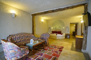 Deluxe Suite | Living area | Flat-screen TV - vezir cave suites (Göreme)