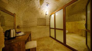 Superior kamer | Badkamer | Een haardroger, badjassen, pantoffels, handdoeken