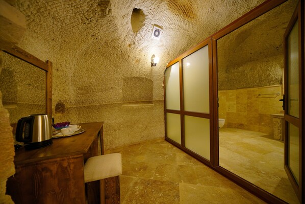 Superior Room | Bathroom - vezir cave suites (Göreme)