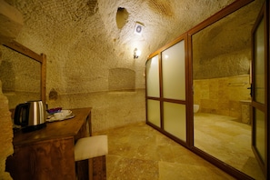 Superior Room | Bathroom | Hair dryer, bathrobes, slippers, towels - vezir cave suites (Göreme)