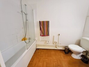 Haartrockner, Handtücher, Seife, Shampoo