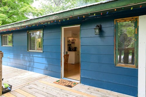 Charming Winter Cabin Retreat with Patio & Firepit