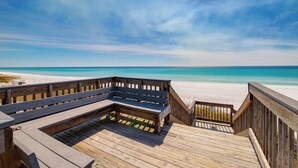A wooden deck with benches overlooking a beach. - Magnolia by the Sea, Priv Beach, Pool (Santa Rosa Beach)