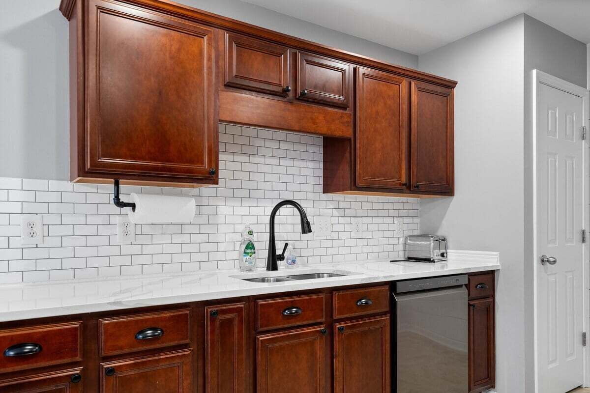 Een magnetron, een kookplaat, een vaatwasser