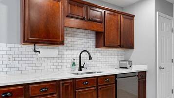 Micro-ondas, cooktop, lava-louças, cafeteira/chaleira