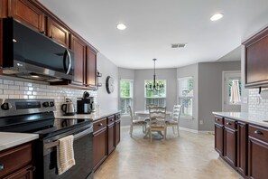 Jääkaappi, mikroaaltouuni, kahvin-/teenkeitin