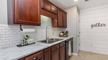 Fridge, microwave, stovetop, dishwasher