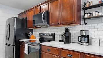 Refrigerador, microondas, cafetera y tetera y utensilios de cocina