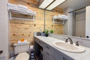 Studio | Bathroom - 2782 Slopeside 1 Bedroom Condo by RedAwning (Keystone)