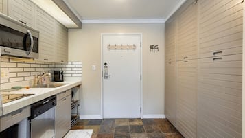 Studio | Eget kjøkken | Kjøleskap, kaffetrakter/tekoker og brødrister