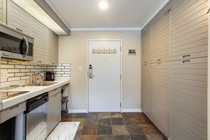 Studio | Eget kjøkken | Kjøleskap, kaffetrakter/tekoker og brødrister