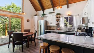 Maison, 3 chambres | Cuisine privée | Réfrigérateur, un four, cafetière-théière, grille-pain