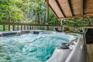 Outdoor spa tub - Light'n Bug Bungalow 1 Bedroom Cabin by RedAwning (Townsend)