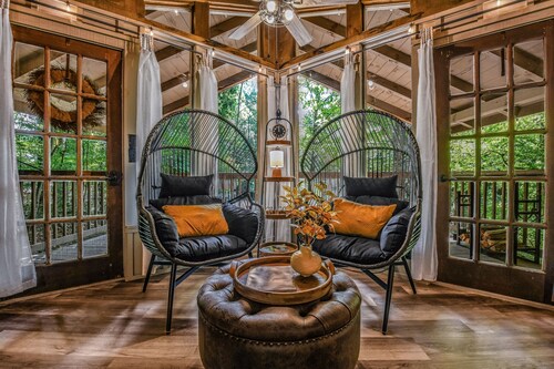 Light'n Bug Bungalow 1 Bedroom Cabin by RedAwning