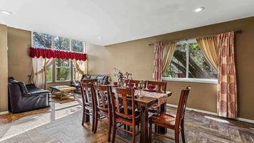 House, 4 Bedrooms | Dining