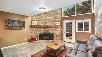 House, 4 Bedrooms | Living area | Smart TV