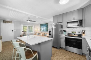 Geladeira, micro-ondas, fogão, cooktop