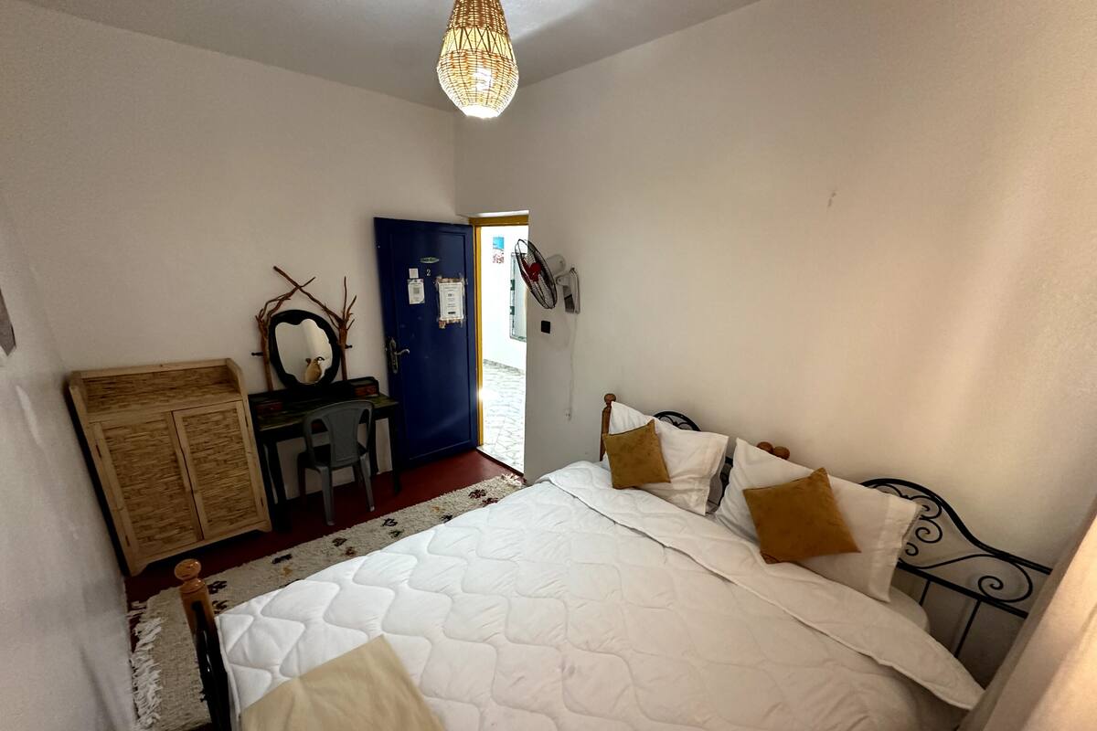 Habitación doble económica, balcón, vista a la ciudad | Wifi gratis