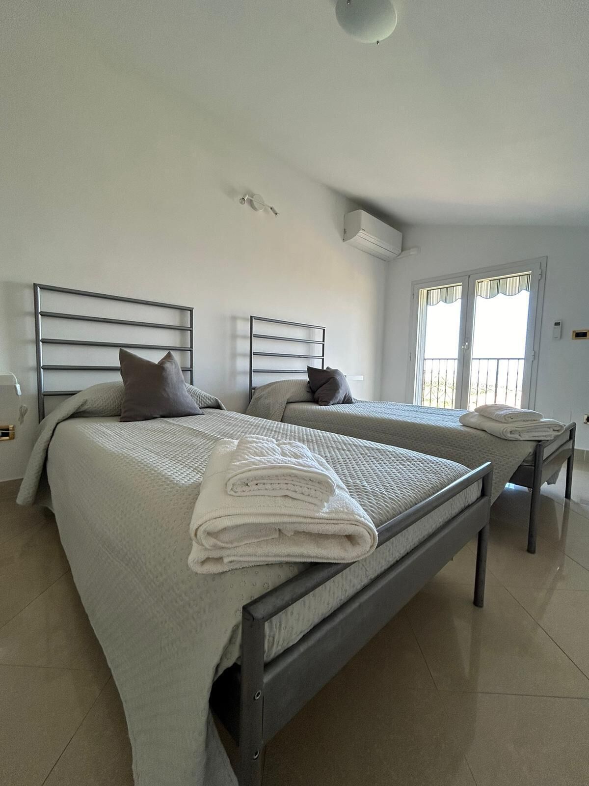 2 chambres, fer et planche à repasser, lit de bébé portatif