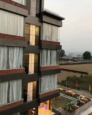 Down comforters, pillowtop beds, minibar, desk - Hotels Vibes  (Vikasnagar)