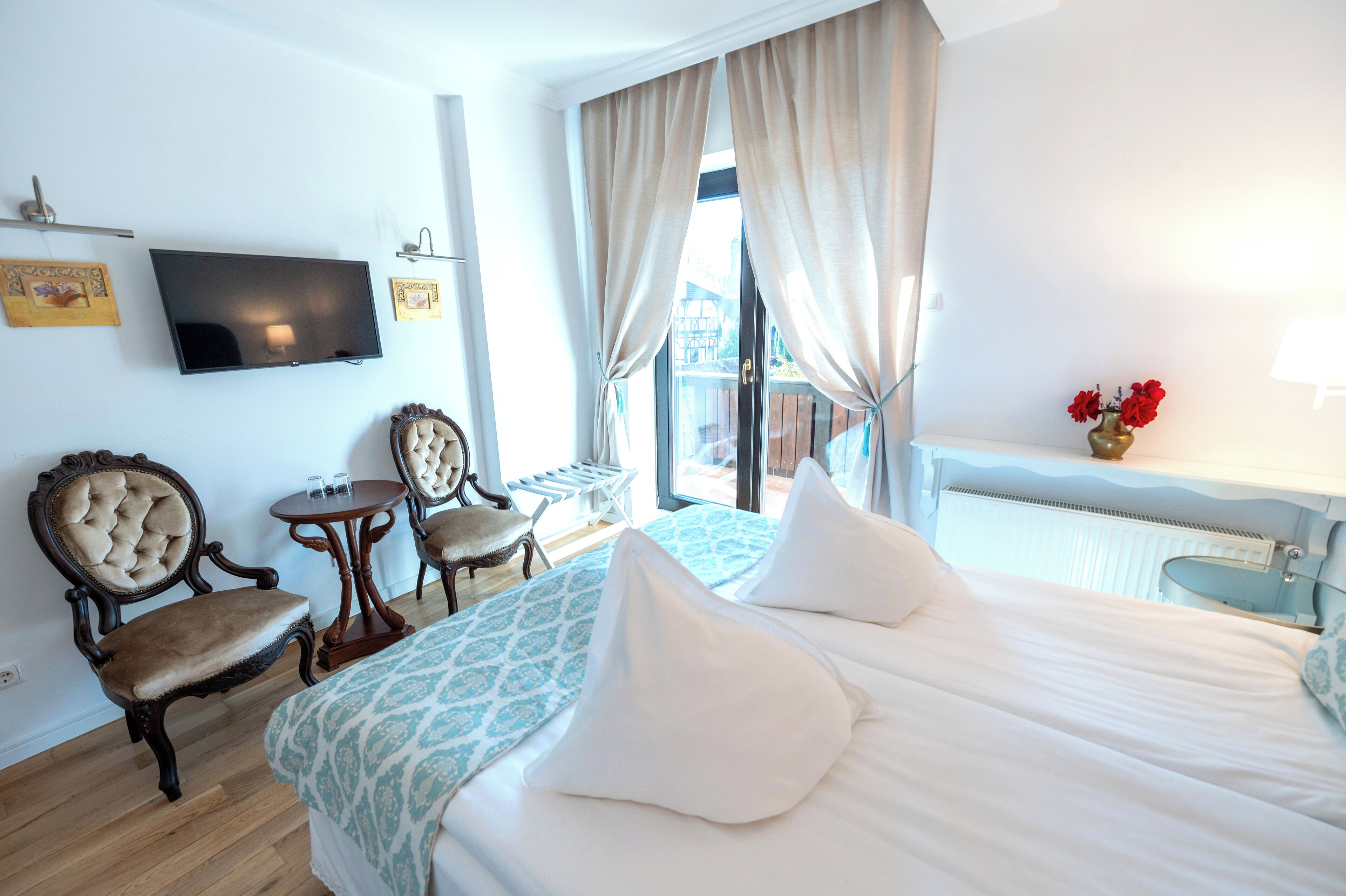 Habitació doble o amb dos llits individuals de disseny, vistes al jardí | Decoració individual, mobiliari individual i wifi gratuïta 